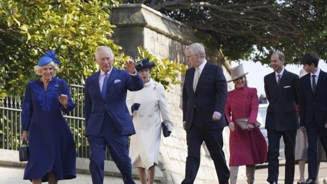 Kралското семейство се събра в Уиндзор за Великденската служба  (СНИМКИ)