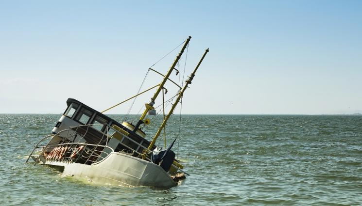 кораб потъва - ВОДНА КАТАСТРОФА: Китайски риболовен кораб се преобърна в Индийския океан, 39 моряци изчезнаха