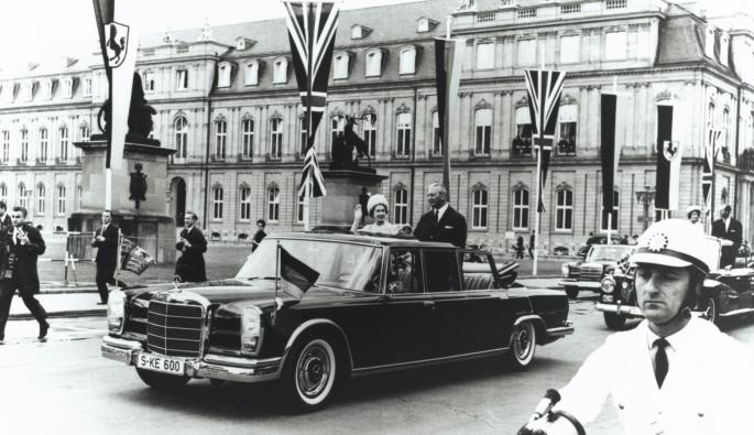  Кралица Елизабет II в Mercedes-Benz 600 Pullman Landaulet по време на посещение в Щутгарт през 1966 г.