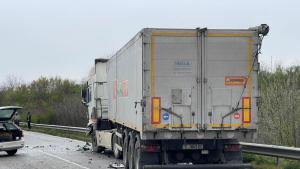 Катастрофа между турски камион и румънски лек автомобил затруднява движението