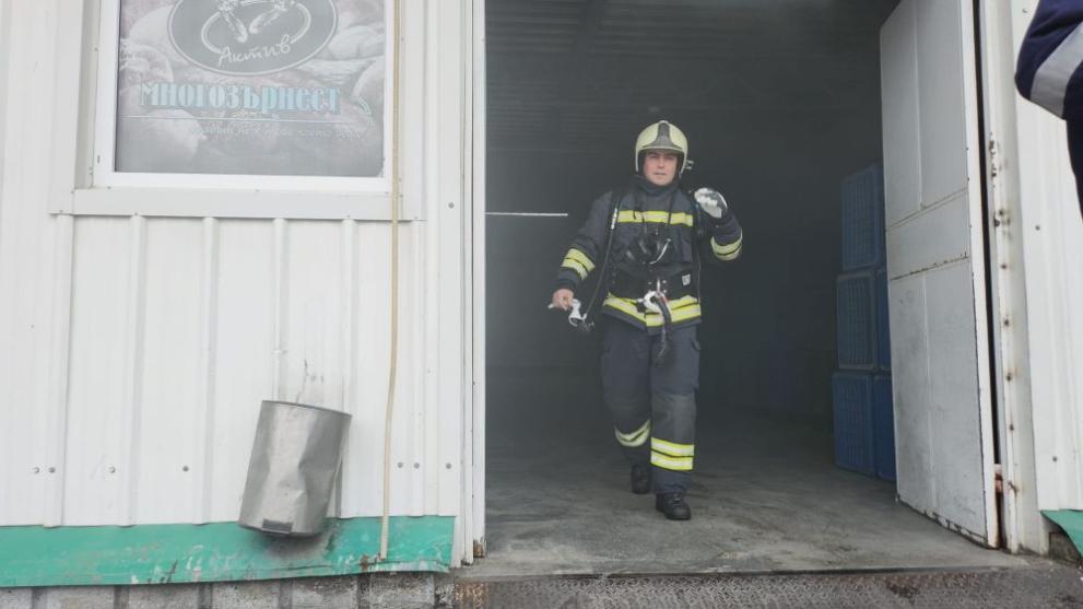 Пожар на зеленчукова борса в кв. Максуда във Варна. Сигналът