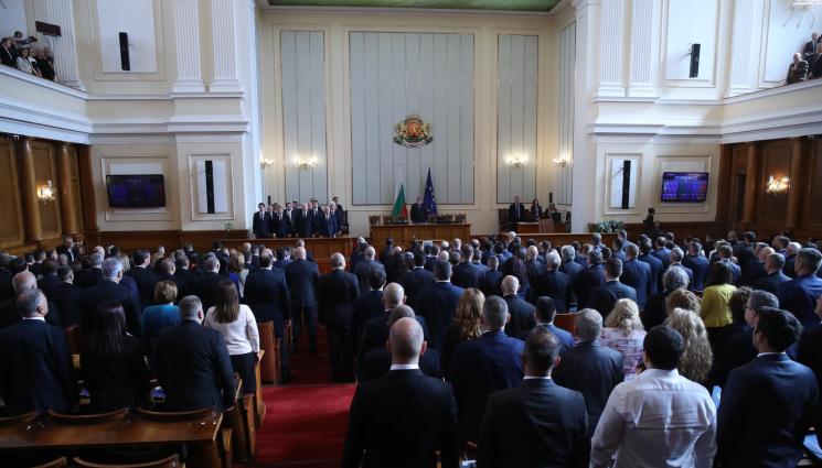 парламент - Депутатите отмениха великденската си ваканция