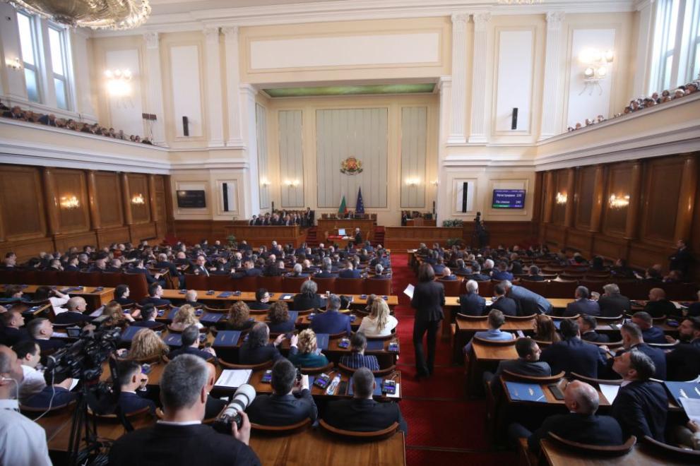 Започна процедурата по избор на председател на 49-ото НС. Тя беше