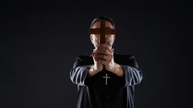 В Колумбия: Уволниха полицейски началник, използвал екзорсизъм в борбата с престъпността 