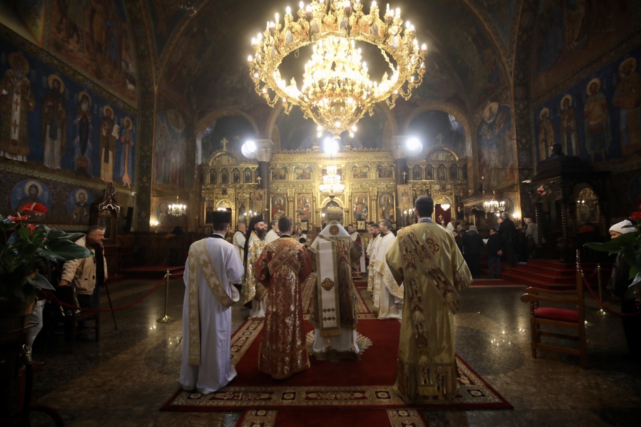 <p>Велики четвъртък е най-важният ден от Страстната седмица. В църквата &quot;Света София&quot;, както и в редица храмове в страната, беше отслужена литургия и много миряни се помолиха и запалиха свещ за здраве.</p>