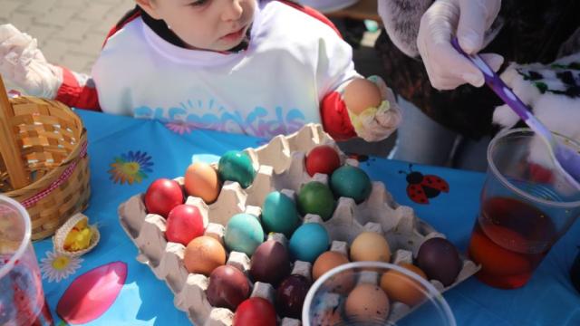 Празнично настроение: Деца боядисват великденски яйца на открито в София (СНИМКИ)