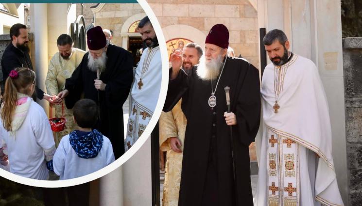 патриарх Неофит - НА ВЕЛИКИ ЧЕТВЪРТЪК: Деца боядисват яйца на площад 