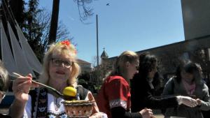 Цветен Велики четвъртък в градинката до Градския часовник в Бургас
