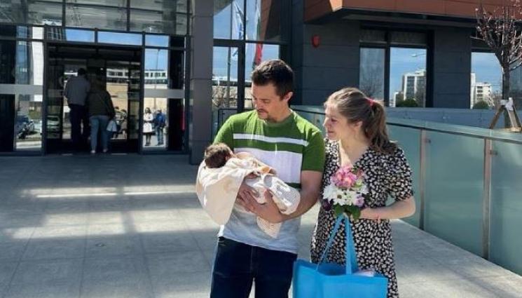 Кая Алберт Попов Деница - Рожденикът Алберт Попов на първи лагер с бебето