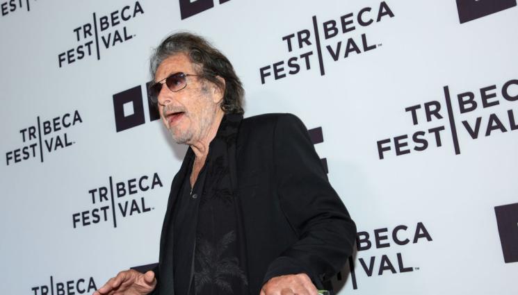 Ал Пачино - Ал Пачино разходи гаджето, разликата им 54 години (СНИМКИ)