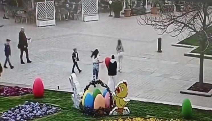 в - БЕЗОБРАЗИЕ: Тийнейджъри окрадоха украсата на Русе