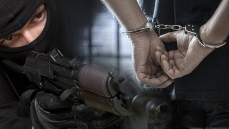 маскиран арестуван белезници