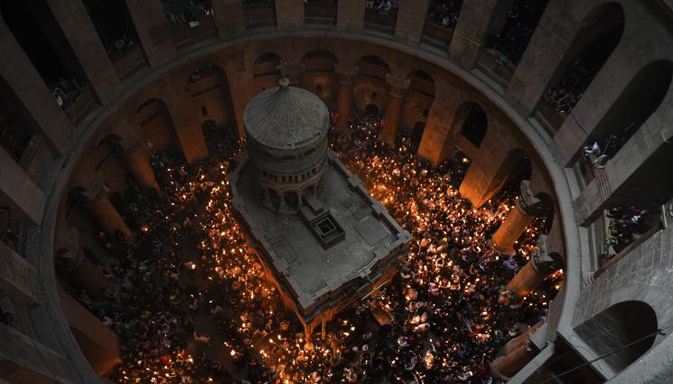 Благодатния огън в Йерусалим - ЧУДОТО СТАНА: Благодатния огън слезе в храма на Гроба Господен в Йерусалим (СНИМКИ)