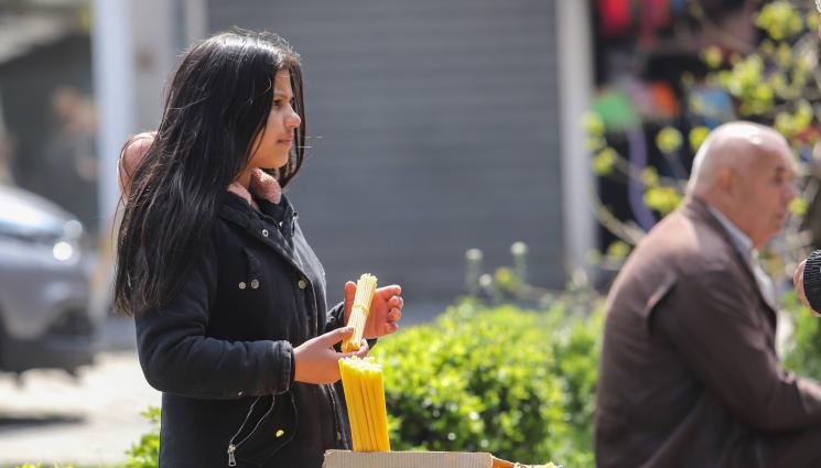 а - Заливат ни със свещи ментета от Сърбия