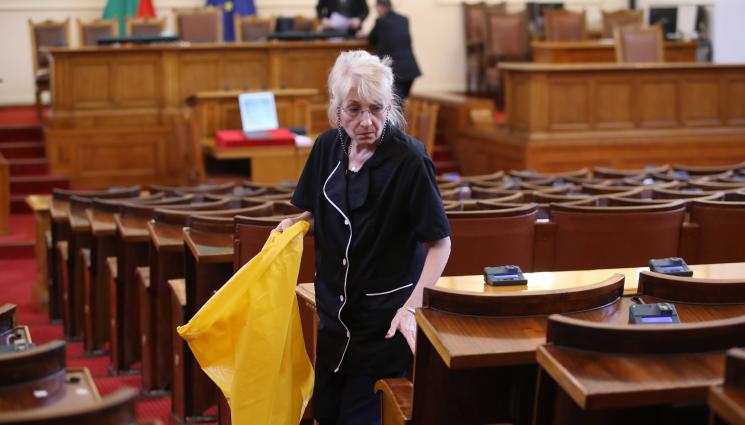 парламент чистачи чистачка - МИНУТА Е МНОГО! В парламентарното състезание всички са губещи