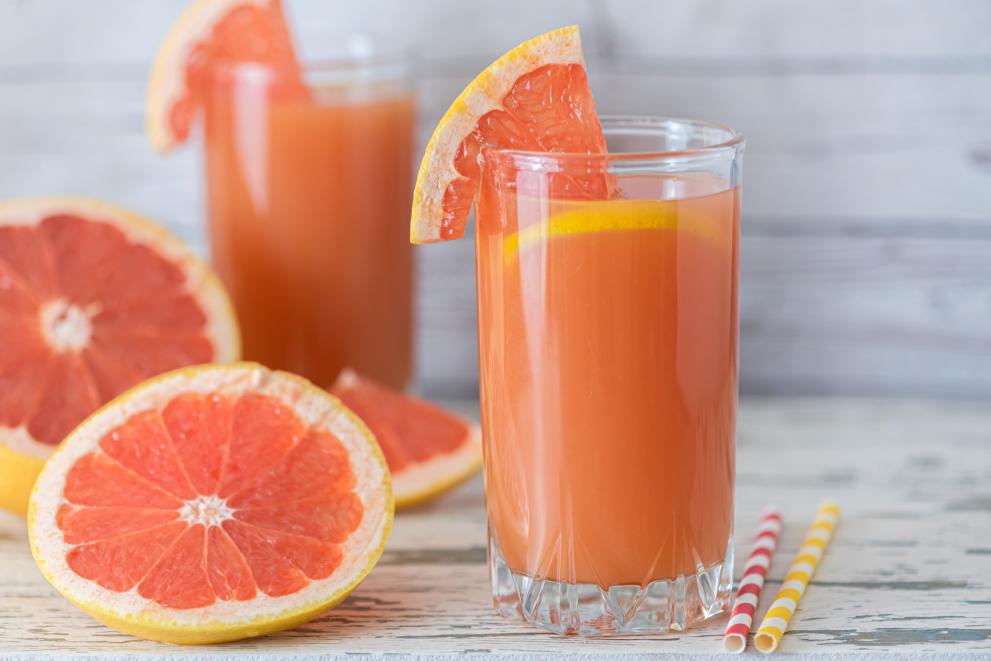 Пиенето на сок от грейпфрут преди лягане ви помага да