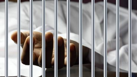 труп зад решетки