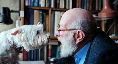 възрастни хора куче