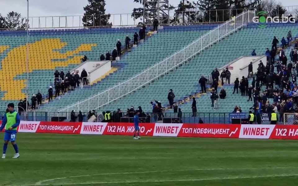 На полувремето на дербито между ЦСКА и Левски се породи