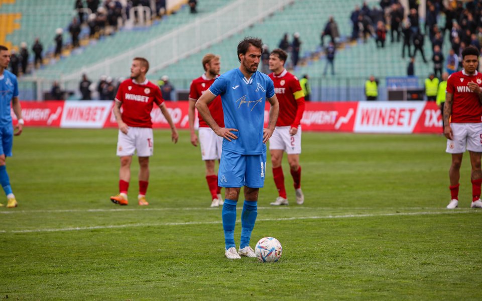 Дузпите продължават да са ахилесовата пета на Левски през сезона. “Сините станаха