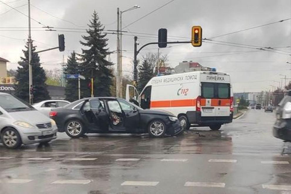 Тежка катастрофа между два автомобила на кръстовище в София. Това