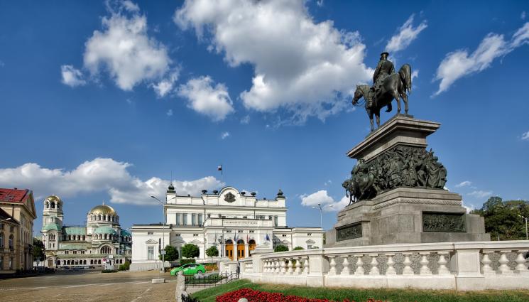 Цар Освободител - Сириецът, ремонтирал безплатно паметника пред НС: Трябва да пазим историята на България