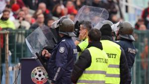 Осем души са задържани по време на футболната среща между