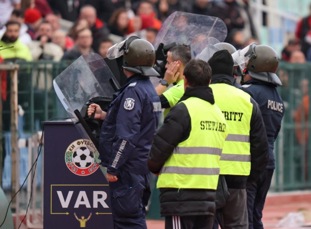 Осем души са задържани по време на футболната среща между