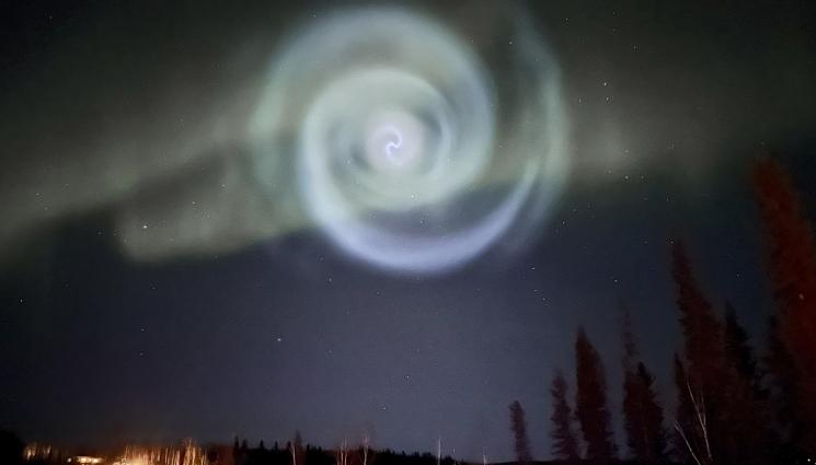 спирала - ОТВОРИ ЛИ СЕ ИЗВЪНЗЕМЕН ПОРТАЛ? Мистериозна спирала се появи в небето (СНИМКИ)