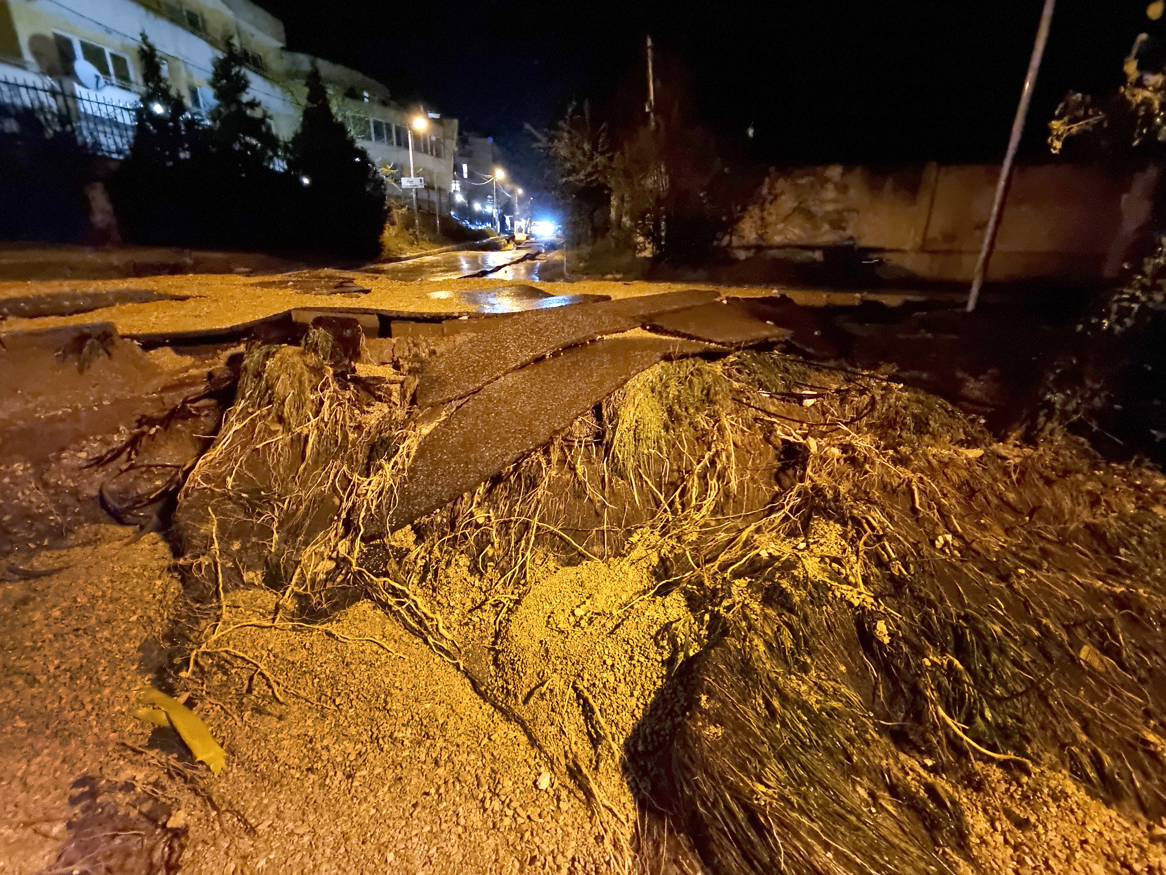 Тежка авария на водопровод остави без вода един квартал и три местности край Варна.