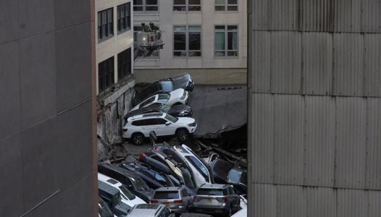 коли - Четириетажен паркинг се срина в Ню Йорк