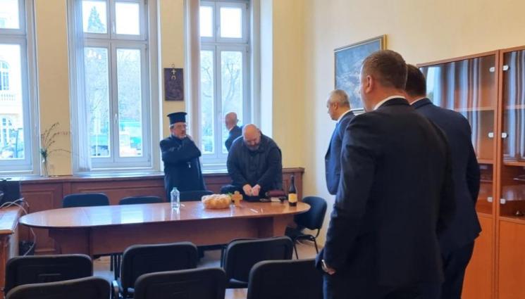 Възраждане - ПРЕДИ ДА СЕ НАСТАНЯТ: Свещеници осветиха парламентарната стая на