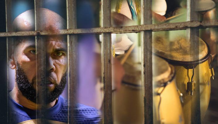 Дани Алвес Барселона затвор - Карнавал в пандиза: Дани Алвес изтрещя с тарамбука