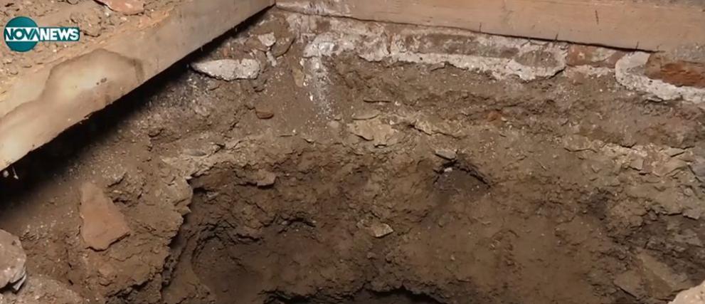 Църква на над 150 години осъмна с изкопана дупка зад