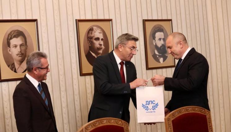 ДПС Радев - КАРАДАЙЪ С ТОРБА БАКЛАВА ПРИ РАДЕВ: ДПС трябва да влезе във властта, за да влезем в Шенген (ВИДЕО+СНИМКИ)