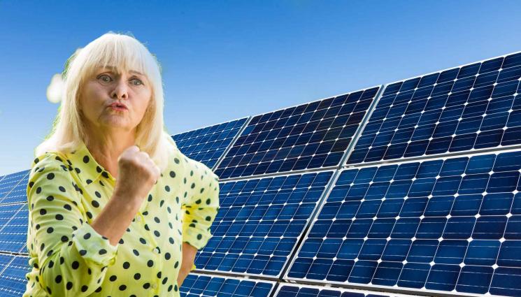 ядосана баба - БЕСНИ СТРАШНИ ПЕНСИИ: Баба помля с камъни соларни панели – миришели й