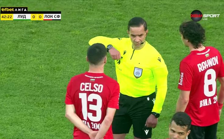 Червен картон за Селсо Рапосо за грубо влизане спрямо Делев