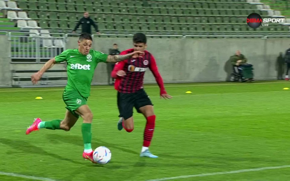 В 85-а минута Матиас Тисера се свлече в наказателното поле,