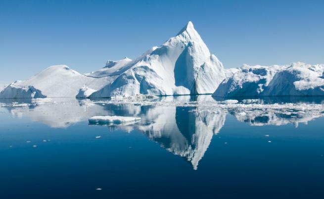 Заснеха уникални кадри на най-големия айсберг в света (ВИДЕО)