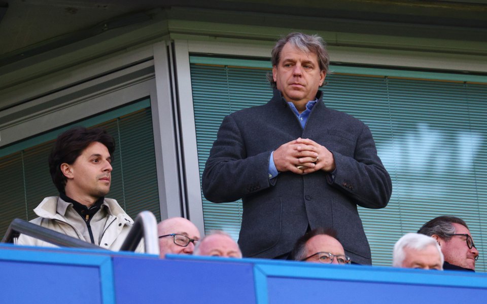 Челси продължава усилено да търси нов треньор, след като през