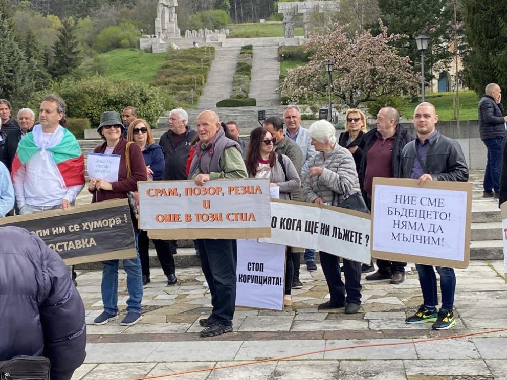 Жители на Калофер излязоха на протест срещу община Карлово пред