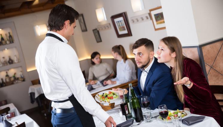 сервитьор сервитьори - ПРОВЕРКИ УСТАНОВИХА: 2300 бачкат нелегално по морето!