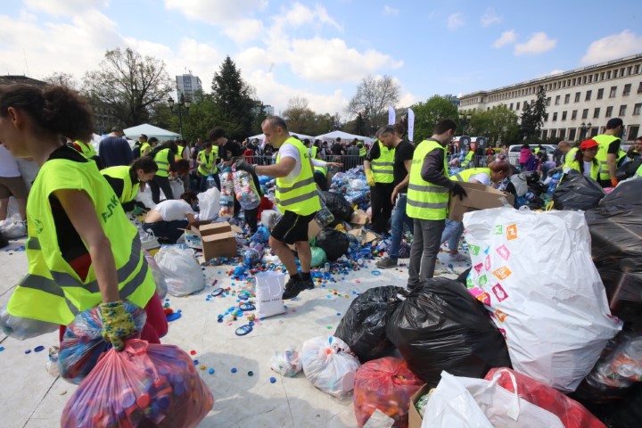 <p>Кампанията по предаване на пластмасови капачки се провежда на площад &bdquo;Княз Александър I Батенберг&rdquo;</p>