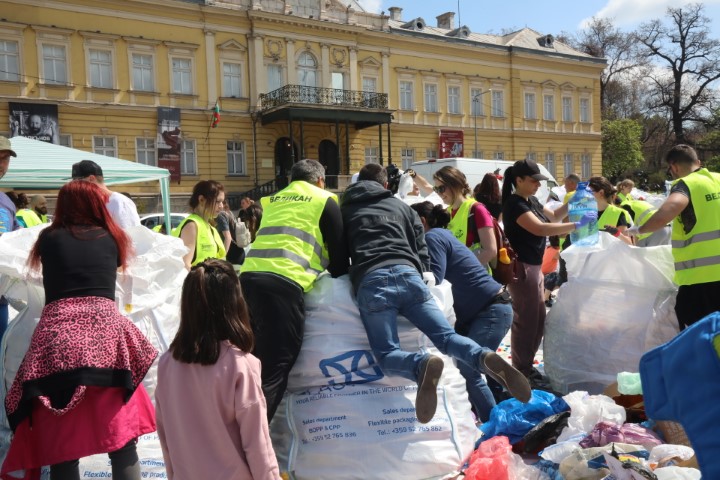 <p>Кампанията по предаване на пластмасови капачки се провежда на площад &bdquo;Княз Александър I Батенберг&rdquo;</p>