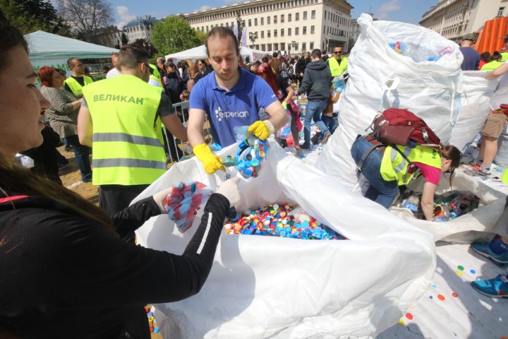 <p>Кампанията по предаване на пластмасови капачки се провежда на площад &bdquo;Княз Александър I Батенберг&rdquo;</p>