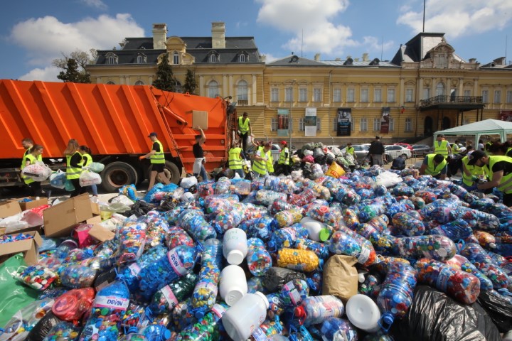 <p>Кампанията по предаване на пластмасови капачки се провежда на площад &bdquo;Княз Александър I Батенберг&rdquo;</p>