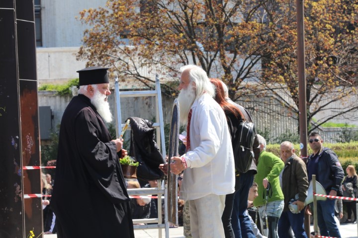 <p>Десетки хора се събраха пред НДК в София за петия &quot;Поход за мир&quot;. По време на похода ще се събират подписи за референдум срещу изпращането на оръжия за Украйна. Инициативата е на Български национален съвет за мир, &quot;Свободна и мирна България&quot;, &quot;Българският род обединен за децата&quot; и други организации. Те настояват страната ни да остане зона на мир и да не участва във военни конфликти.</p>