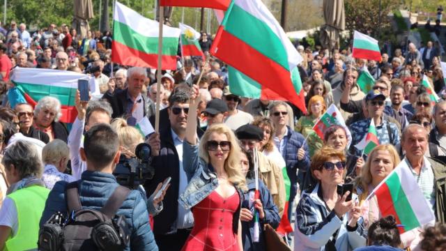 „Поход за мир“ в София: Граждани призоваха за неутралитет на България (СНИМКИ)