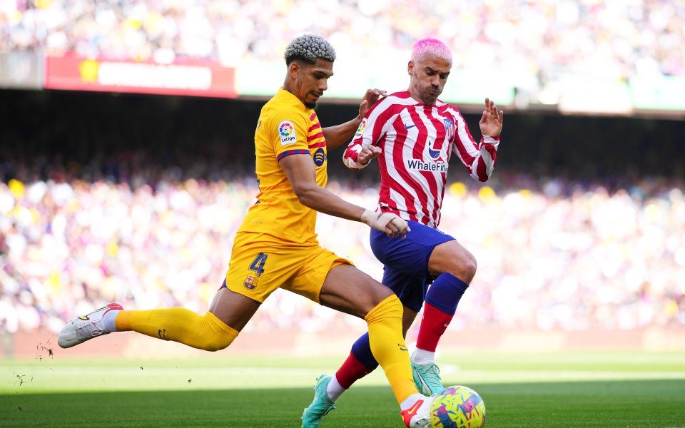 Отборите на Барселона и Атлетико Мадрид играят при резултат 1:0