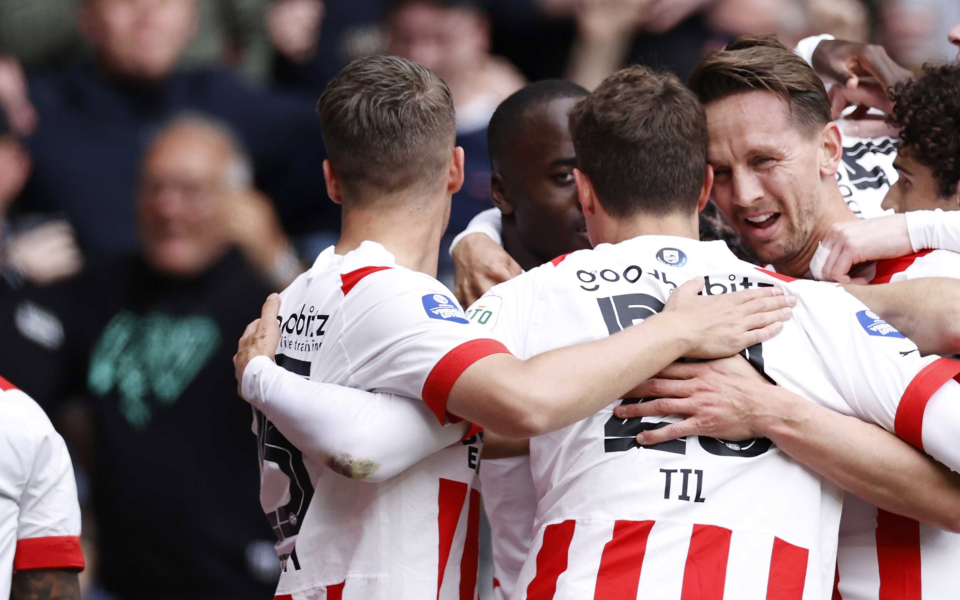 ПСВ Айндховен победи с 3:0 у дома Аякс в дербито